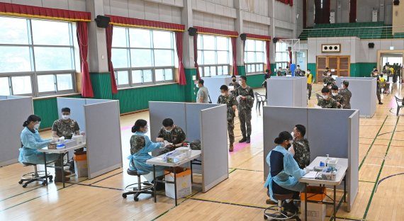 30세 미만 軍장병 95%, 코로나19 1차 예방 접종