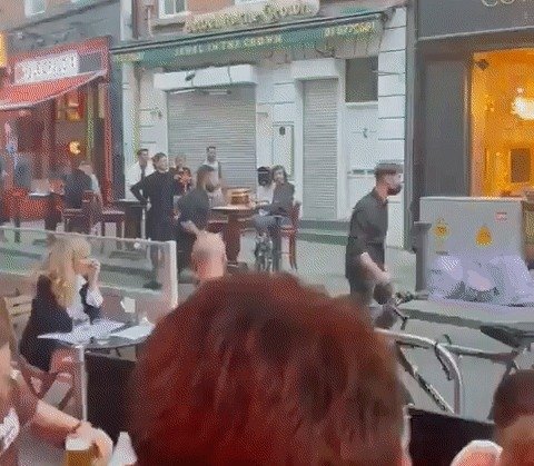 아일랜드 더블린의 한 거리에서 불량배들과 식당 직원들 사이 격렬한 집단 몸싸움이 벌어졌다. (트위터 갈무리) © 뉴스1