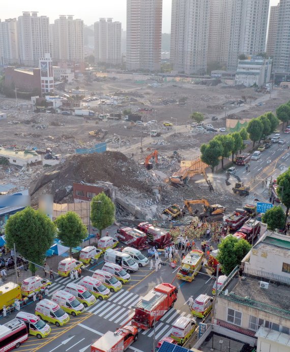 [광주=뉴시스] 류형근 기자 = 9일 오후 광주 동구 학동 재개발구역에서 철거 중이던 5층 건물이 붕괴돼 지나가던 버스를 덮쳤다. 119 소방대원들이 무너진 건축물에 매몰된 버스에서 승객 구조 작업을 벌이고 있다. 2021.06.09. hgryu77@newsis.com