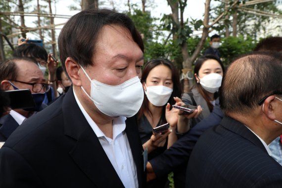 윤석열 전 검찰총장이 지난 9일 서울 중구 남산예장공원에서 열린 독립운동가 우당 이회영 선생 기념관 개관식에 참석해 기념관으로 이동 중 취재진의 질문을 듣고 있다. 뉴스1 제공