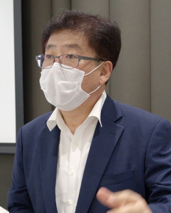 박한오 바이오니아 대표가 24일 서울 새문안로76 콘코디언빌딩에서 열린 기자간담회에서 분자진단장비에 대해 설명하고 있다. 바이오니아 제공