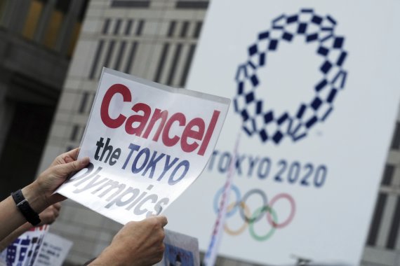 지난 23일 일본 도쿄도 도청 앞에서 시민들이 올림픽 개최 반대 시위를 벌이고 있다. AP뉴시스