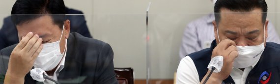 사용자위원인 한국경영자총협회 류기정 전무(왼쪽)와 근로자위원인 이동호 한국노총 사무총장이 24일 오후 정부세종청사 최저임금위원회 회의실에서 열린 5차 전원회의에서 고민하는 표정을 하고 있다. 뉴시스