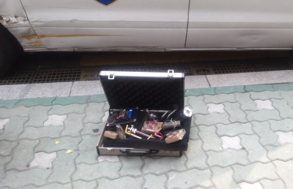 24일 서울 마포구 연남파출소에 신고된 폭발물 의심 가방. 이는 모조품으로 밝혀졌다. /사진=뉴시스