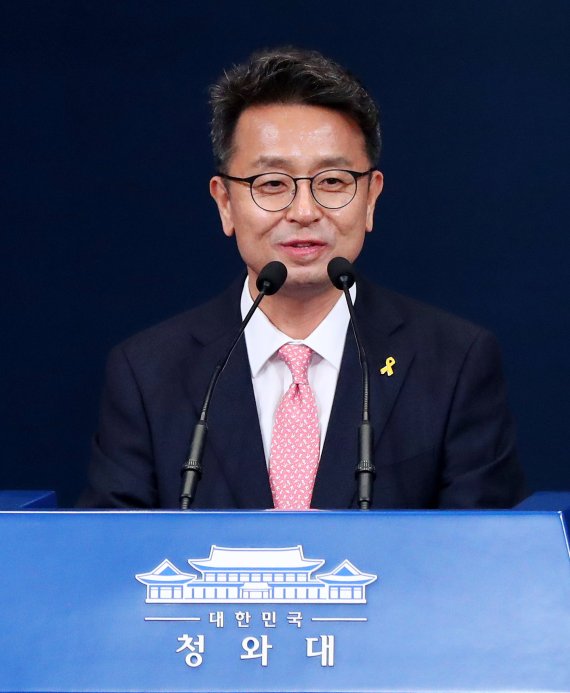 [서울=뉴시스]추상철 기자 = 이철희 신임 대통령비서실 정무수석비서관이 16일 오후 청와대 춘추관 대브리핑룸에서 인사말을 하고 있다. 2021.04.16. scchoo@newsis.com