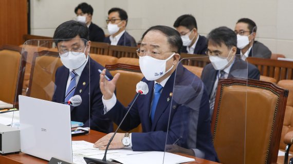 홍남기 "금리 인상시 부담 커질 것..기재부-한은 정책 엇박자 아냐"