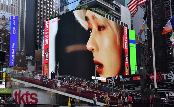 "데뷔 200일 만에 뉴욕 타임스퀘어에!"…엔하이픈 선우, 전광판 광고 눈길