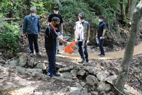 ▲ 오규석 기장군수는 지난 24일 포스트코로나 시대에 기장군민들의 힐링공간으로 각광 받고 있는 달음산 등산로와 신규로 조성된 편백나무숲길을 방문해 현장을 점검했다. 사진=기장군 제공