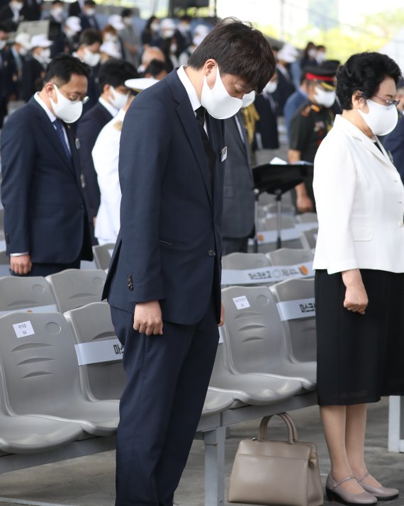 (부산=뉴스1) 여주연 기자 = 이준석 국민의힘 대표가 25일 오전 부산 해운대구 영화의전당에서 '제71주년 6·25전쟁 기념식'에 참석해 묵념하고 있다. 2021.6.25/뉴스 /사진=뉴스1화상