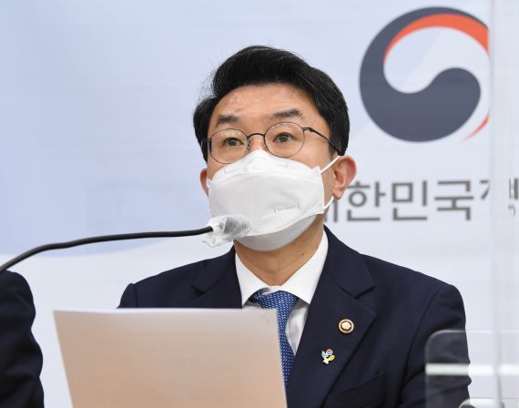 이억원 기획재정부 차관이 6월 25일 오후 정부세종청사에서 열린 '2021년 하반기 경제정책방향 관계부처 상세브리핑'에서 모두발언을 하고 있다./사진=기재부 제공