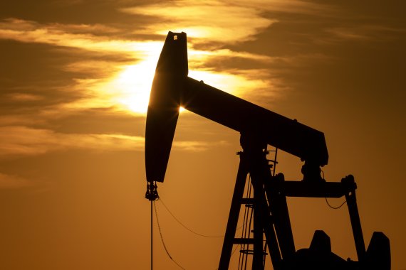 미국 텍사스주 골드스미스 인근 유전지대에서 석유채굴기가 석유를 끌어올리고 있다. 과학자들은 지구온난화를 늦추는 가장 빠른 길은 석유·가스 생산 과정에서 빠져 나오는 메탄가스를 잡는 것이라고 강조하고 있다. AP뉴시스