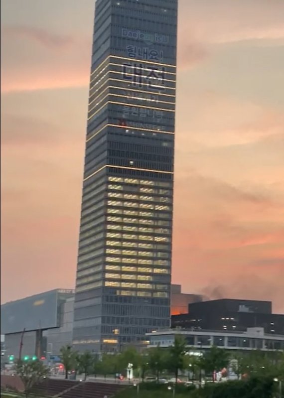 지난 20일 대전 유성구 도룡동 사이언스콤플렉스에서 불이 나 건물 뒤로 연기가 피어오르고 있다.(사진=독자 제공) *재판매 및 DB 금지