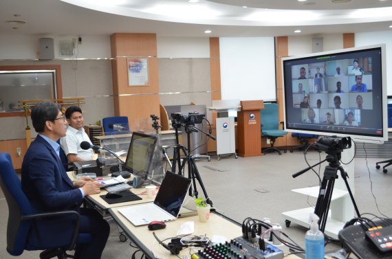 인사혁신처 국가공무원인재개발원은 지난해 8월 캄보디아 왕립행정학교 역량강화 온라인 교육을 진행했다. 한국인 교수가 온라인 강연을 하고 있다. 인사처 제공