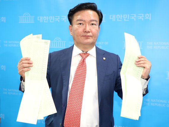 민경욱 전 미래통합당(현 국민의힘) 의원이 지난해 5월21일 서울 여의도 국회 소통관에서 지난 11일에 공개했던 투표용지를 들고 총선 부정선거 의혹을 제기하고 있다. 사진=뉴시스