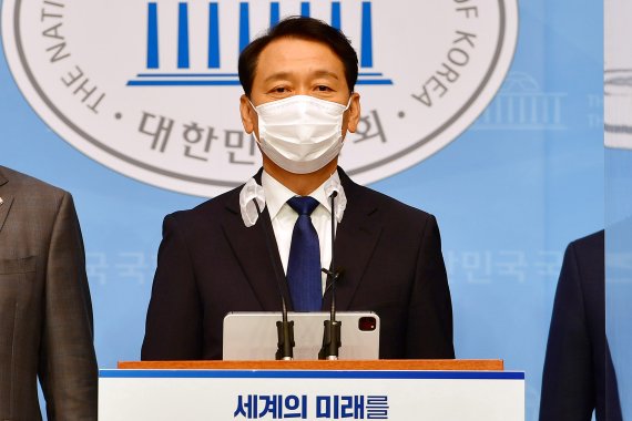 더불어민주당 대선주자인 이광재 의원이 28일 오전 서울 여의도 국회 소통관에서 기자회견을 열고 정세균 전 총리와 후보 단일화 논의를 발표하며 오는 7월5일까지 결론을 내겠다고 밝히고 있다. (공동취재사진)