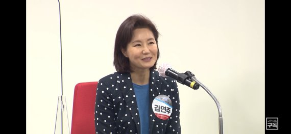 [서울=뉴시스]국민의힘이 지난 27일 대변인 선발 토론배틀 '나는 국대다' 16강전을 열고 8강 진출자를 가렸다. 사진은 8강에 진출한 김연주(55) 전 아나운서. 2021.06.28. (사진=유튜브 '오른소리' 캡처 제공)