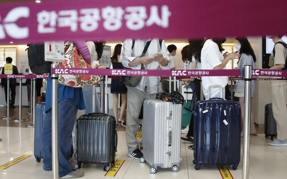 지난달 28일 오후 김포공항 국내선 탑승수속 카운터의 모습. 뉴스1