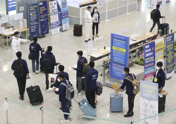 [인천공항=뉴시스]최진석 기자 = 인천국제공항 제1여객터미널을 통해 입국한 이용객들이 이동하고 있다. 2021.06.23. myjs@newsis.com