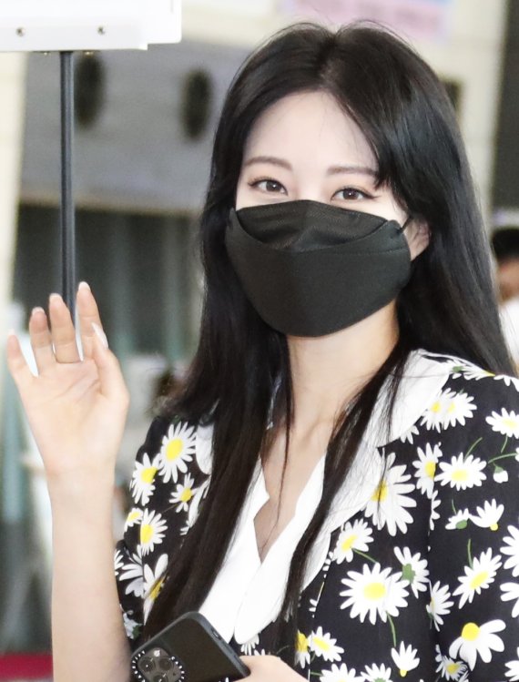 배우 한예슬이 화보 촬영을 위해 28일 김포국제공항을 통해 제주도로 출발하고 있다. 한예슬은 최근 자신 및 남자친구의 신변 관련 루머를 비롯해 버닝썬 여배우 관련 주장 등 여러 의혹들에 휩싸였다. 2021.6.28/뉴스1 © News1 권현진 기자