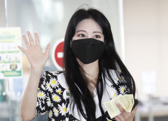 배우 한예슬이 화보 촬영을 위해 28일 김포국제공항을 통해 제주도로 출발하며 예쁜 인사를 전하고 있다. 2021.6.28/뉴스1 © News1 권현진 기자
