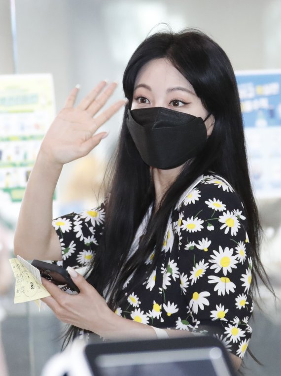 배우 한예슬이 화보 촬영을 위해 28일 김포국제공항을 통해 제주도로 떠나며 손 인사를 전하고 있다.. 2021.6.28/뉴스1 © News1 권현진 기자