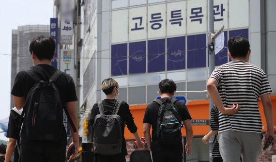 지난 20일 서울 강남구 대치동 학원가에서 학생들이 오가고 있다./뉴스1 © News1 민경석 기자