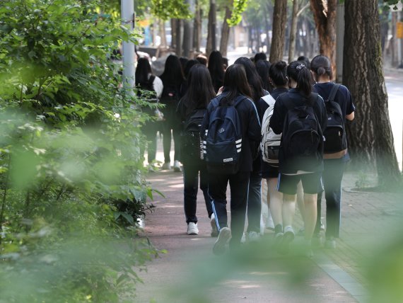 지난 2일 서울의 한 중학교에서 학생들이 하교하고 있다./뉴스1 © News1 신웅수 기자