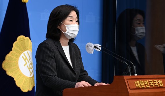 [서울=뉴시스]전신 기자 = 심상정 정의당 의원이 18일 서울 여의도 국회 소통관에서 더불어민주당 부동산정책 의총 관련 기자회견을 하고 있다. 2021.06.18. (공동취재사진) photo@newsis.com