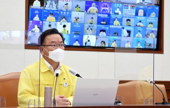 김부겸 국무총리가 29일 오전 서울 종로구 세종대로 정부서울청사에서 열린 코로나19 대응 중앙재난안전대책본부(중대본) 회의에 참석해 모두발언을 하고 있다. /사진=뉴스1화상