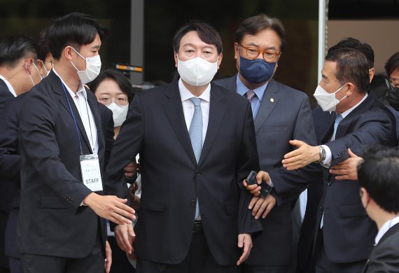 윤석열 전 검찰총장이 29일 서울 서초구 매헌 윤봉길 의사 기념관에서 대선 출마 기자회견에 앞서 취재진에 모습을 드러내고 있다. 사진=박범준 기자