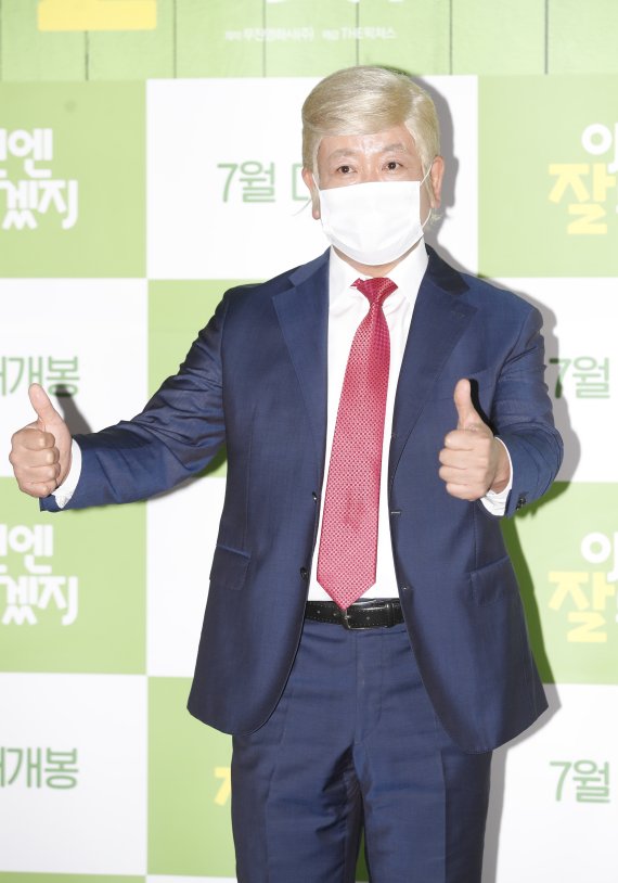 배우 김명국이 29일 오후 서울 용산구 한강로 CGV 용산아이파크몰점에서 진행된 영화 '이번엔 잘 되겠지'(감독 이승수) 기자 간담회에 참석해 포즈를 취하고 있다. '이번엔 잘 되겠지'는 폴리쉬, 토종닭, 오골계 등 닭이라면 자신 있는 소상공인 치킨집 사장 승훈이 거부할 수 없는 시나리오를 발견하고 영화 제작에 뛰어들며 벌어지는 좌충우돌 휴먼 코미디이다. 2021.6.29/뉴스1 © News1 권현진 기자