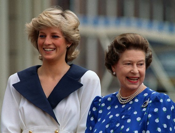 1987년 8월 4일 다이애나(왼쪽)와 엘리자베스 2세 여왕이 런던의 클라란스 하우스에서 미소 짓고 있다. /AP 뉴시스