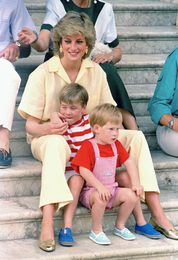 1987년 8월 9일 스페인 마요르카 섬의 왕궁 계단에 아들인 해리 왕자(앞쪽), 윌리엄과 함께 앉아 있는 다이애나비. /AP 뉴시스