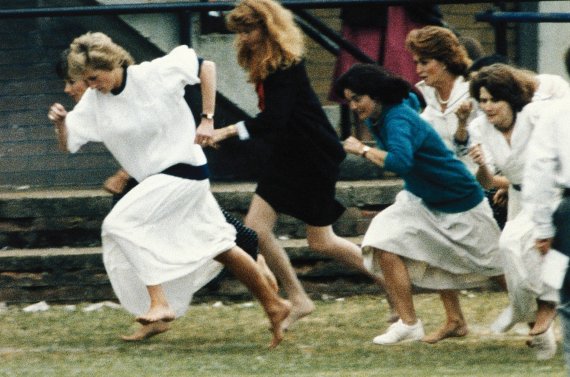 1986년 6월 아들 윌리엄 왕자의 학교운동회 어머니 경주에서 맨발로 달리고 있는 다이애나비. /AP 뉴시스