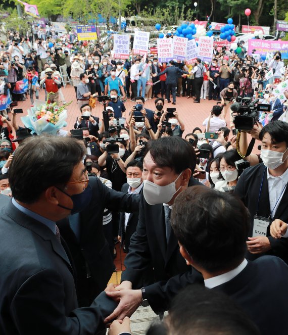 윤석열 전 검찰총장이 29일 오후 서울 서초구 매헌 윤봉길 의사 기념관에서 대선출마선언을 앞두고 국회의원들과 인사하고 있다. 사진=박범준 기자