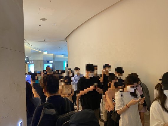 29일 신세계백화점 강남점에서 샤넬 매장 입장을 기다리는 고객들의 모습. 사진=뉴스1