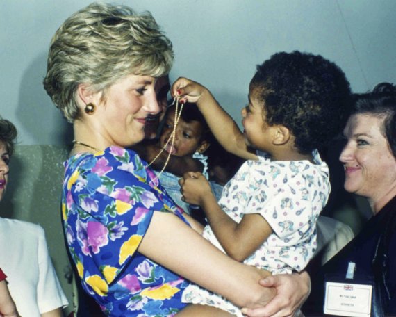 에이즈 양성인 아기와 포옹하고 있는 다이애나비. 1991년 4월 24일 브라질. /AP 뉴시스