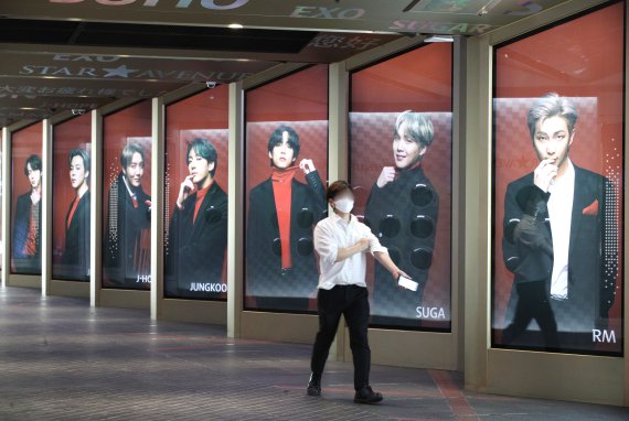 서울 중구 롯데면세점에 방탄소년단(BTS)가 모델인 광고판이 설치되어 있다. 뉴시스 제공
