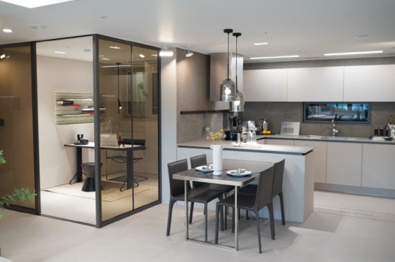 △‘한화 포레나 서충주’ 77㎡ 주방 공간 옆 ‘알파룸’ 모습