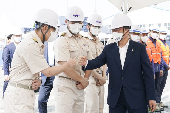 [서울=뉴시스]김진아 기자 = 문재인 대통령이 29일 부산신항 4부두에서 열린 해운산업 리더국가 실현전략 선포 및 1.6만TEU급 한울호 출항식에서 선원들과 인사를 하고 있다. 2021.06.29. bluesoda@newsis.com <저작권자ⓒ 공감언론 뉴시스통신사. 무단전재-재배포 금지.> /사진=뉴시스화상