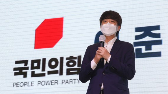 이준석 국민의힘 당 대표가 지난달 29일 오후 서울 여의도 글래드호텔에서 열린 인뎁스(in-depth) 조사 결과 국민보고 및 미래비전 추진 계획 발표에서 축사를 하고 있다. / 사진=뉴시스