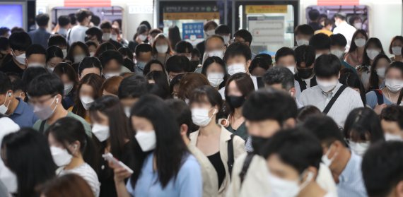 지난달 30일 오전 서울 구로구 신도림역에서 직장인들이 출근을 위해 이동하고 있다. 뉴시스 제공.