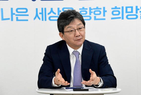 국민의힘 대권주자인 유승민 전 의원이 1일 서울 여의도 희망22 사무실에서 파이낸셜뉴스와 가진 인터뷰에서 주요 현안에 대한 의견을 밝히고 있다. 사진=박범준 기자