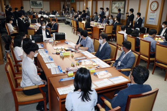 尹 헌재서 PT한 '일장기 투표지'... "부정선거 관련 없다" 대법서 끝난 사진들