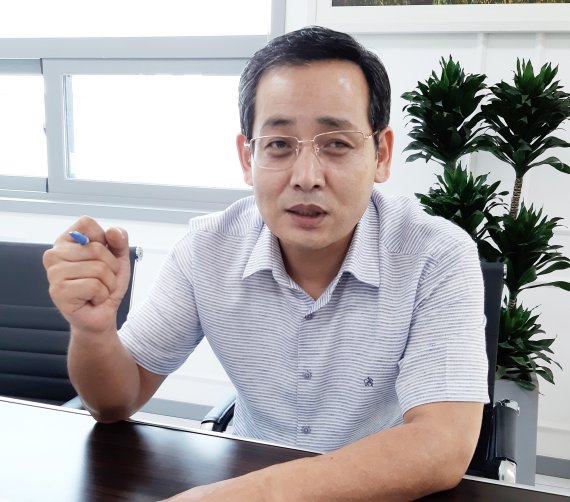 건축물과 도로 등에 뜨겁게 내리쬐는 태양복사열을 차단해 에너지를 절감하는 차열페인트 분야 스타트업인 신아이앤에스 김산 대표는 "신생업체지만 친환경 온도저감형 수용성 차열페인트를 개발해 업계를 선도하고 있다"며 기술력을 강조했다.