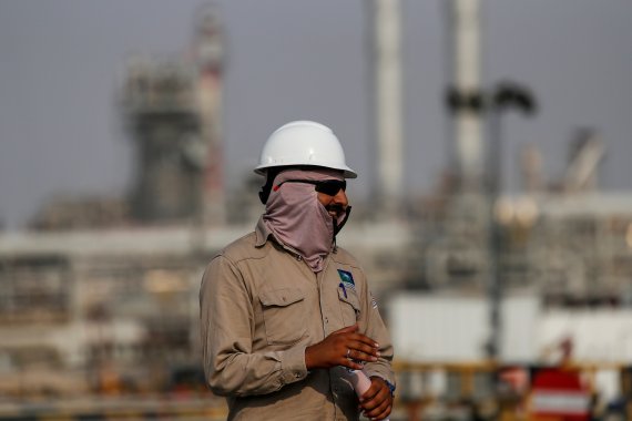 사우디아라비아 아브카이크의 사우디 아람코 석유 시설에서 2019년 10월 12일(현지시간) 한 직원이 시설을 둘러보고 있다. 로이터뉴스1