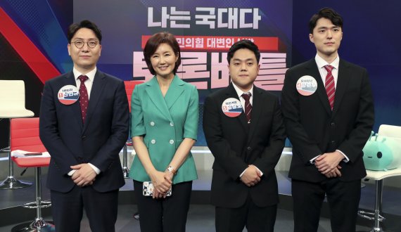 지난달 30일 서울 중구 TV조선 스튜대오에서 열린 국민의힘 대변인 선발을 위한 토론 배틀 '나는 국대다(국민의힘 대변인이다)' 4강에 오른 신인규(왼쪽부터), 김연주, 임승호, 양준우 후보가 기념촬영을 하고 있다. / 사진=뉴시스