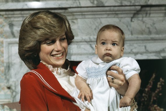 6개월 된 아들 윌리엄 왕자을 안고 밝게 웃고 있는 다이애나비. 1982년 12월 22일 켄싱턴궁. /AP 뉴시스