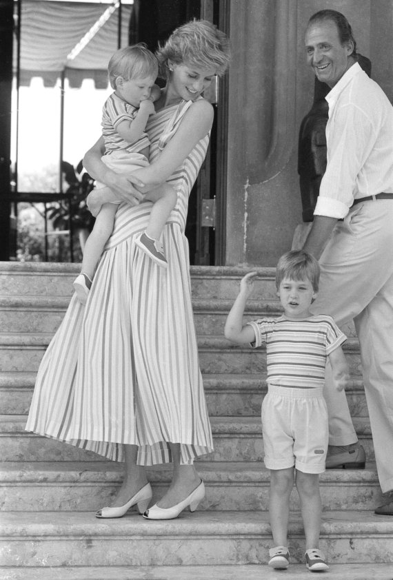 영국 왕실 가족과 스페인 왕실 가족이 1986년 7월 마요르카의 마리벤트 궁전에서 휴가를 보내고 있다. 해리 왕자를 안은 다이애나비가 윌리엄 왕자를 바라보며 웃고 있다. 오른쪽은 후안 카를로스 스페인 왕. /AP 뉴시스