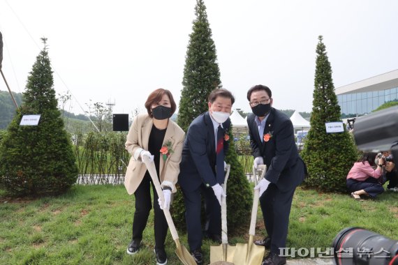 박승원 광명시장(가운데) 30일 화성 함백산추모공원 개원식 기념식수. 사진제공=광명시